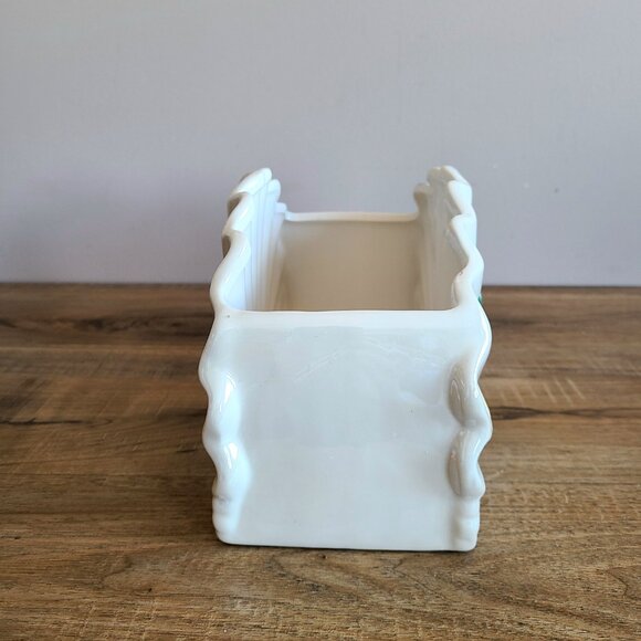Large 9 3/4'' long, 6'' tall ceramic shell shape luster finish planter. - Picture 4 of 9